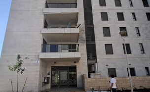 פגיעת שברי מיירט בבניין בנהריה (צילום: שימוש לפי סעיף 27א' לחוק זכויות יוצרים)