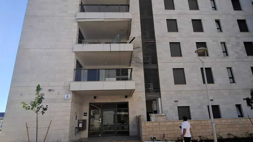 פגיעת שברי מיירט בבניין בנהריה פגיעת שברי מיירט בבניין בנהריה