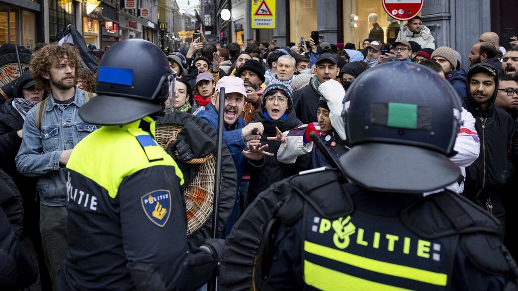 מחאה פרו פלסטינית אמסטרדם הולנד (צילום: ROBIN VAN LONKHUIJSEN, getty images)