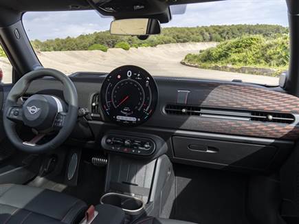 גווני שחור ואדום בתא הנוסעים להשלמת האווירה