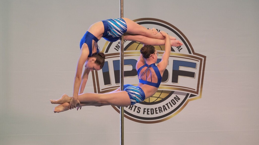 זואי קרוצנצקי ואביגיל שוורצבורד ריקוד על עמוד זואי קרוצנצקי ואביגיל שוורצבורד ריקוד על עמוד