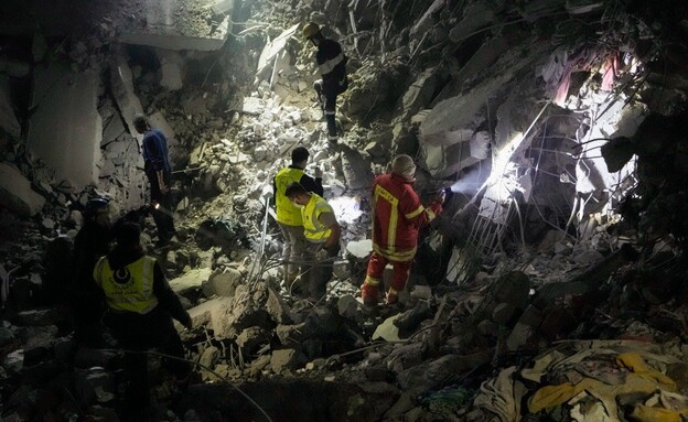 הרס בלבנון: בניין שלם קרס בלב ביירות (צילום: AP)