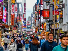 יפן תיירים רחוב (צילום: i viewfinder, shutterstock)