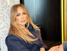 ג'יי לו בחצאית קצרצרה (צילום: jlo, instagram)
