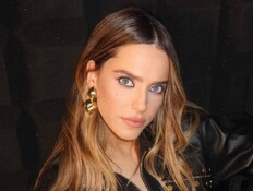 רותם סלע בחליפת עור