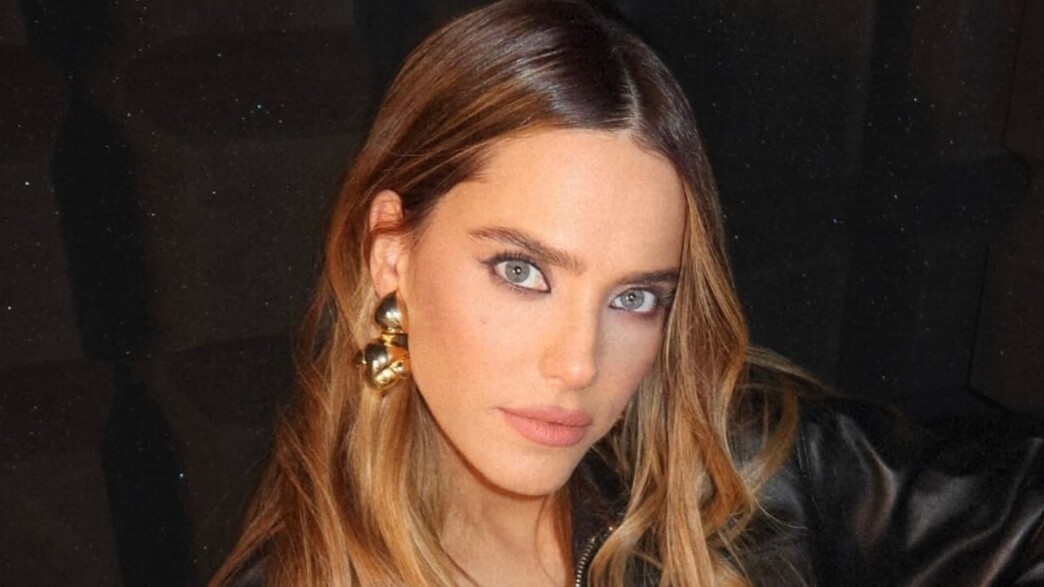 רותם סלע בחליפת עור