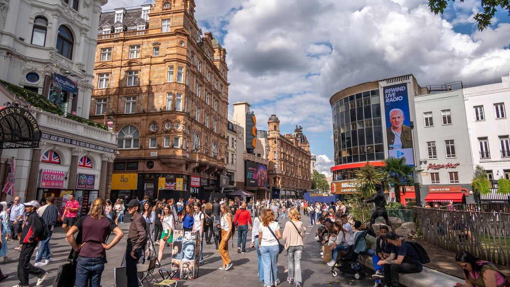 תיירים כיכר לסטר סקוור לונדון בריטניה