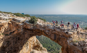 מטיילים מערת קשת (צילום: RuslanKphoto, shutterstock)