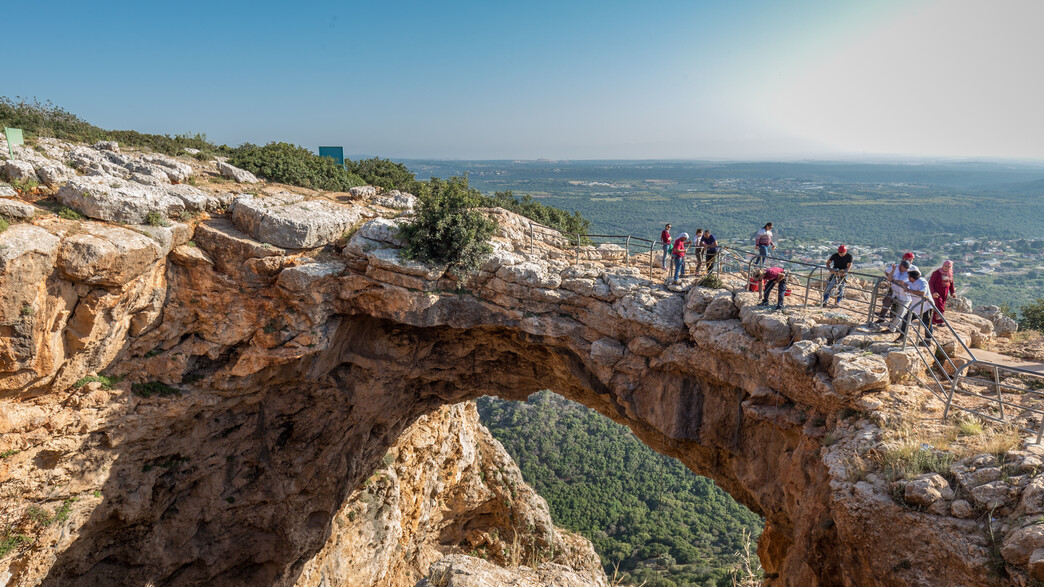 מטיילים מערת קשת (צילום: RuslanKphoto, shutterstock)