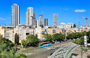 רחוב ויצמן בתל אביב, אוקטובר 2024 (אילוסטרציה: Protasov AN, shutterstock)