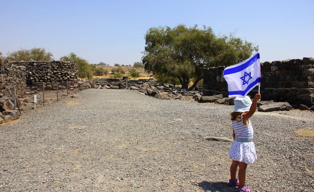 ילדה עם דגל ישראל כורזים (צילום: מירב טלמור-קשי)