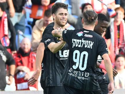 מלמד כבש ראשון שער שביעי העונה (צילום: ברני ארדוב)