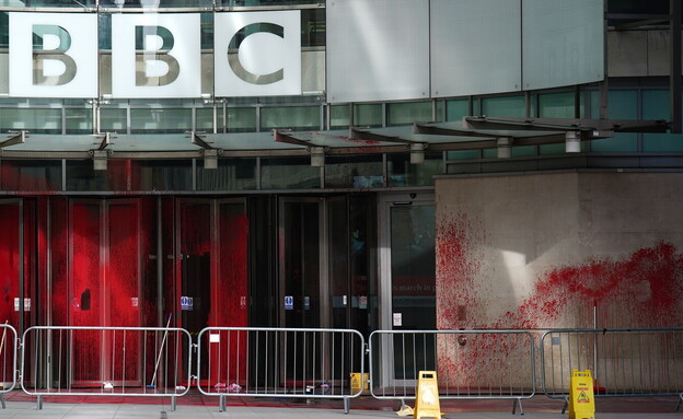 הכניסה למערכת BBC רוססה בצבע אדום (צילום: James Manning/PA Images, getty images)