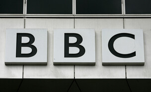 השלט של BBC מחוץ למשרדיהם בלונדון (צילום: AP)