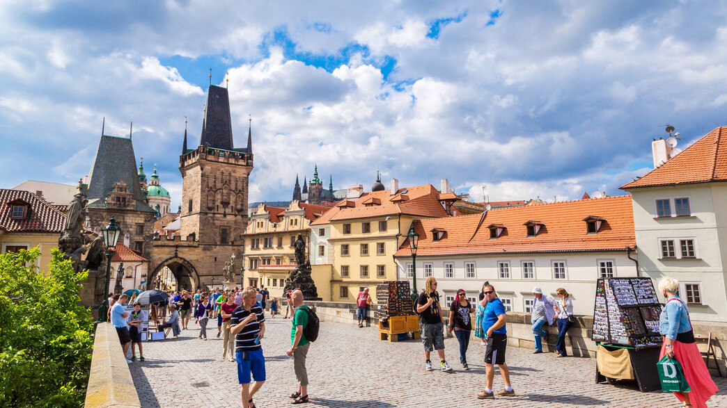 פראג צ'כיה תיירים (צילום: Sergii Figurnyi, shutterstock)