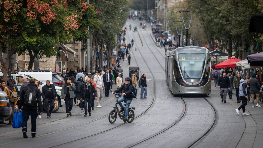 הרכבת הקלה בירושלים נוסעת