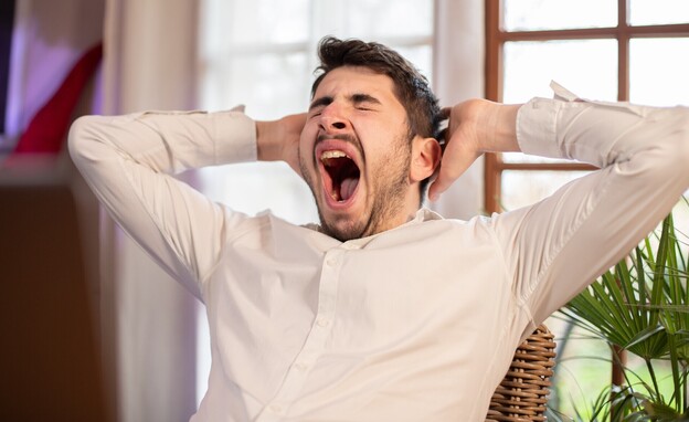 גבר עייף מפהק