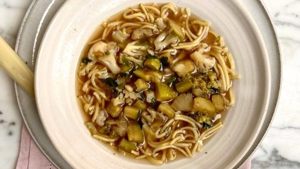 מרק ירקות עם אטריות