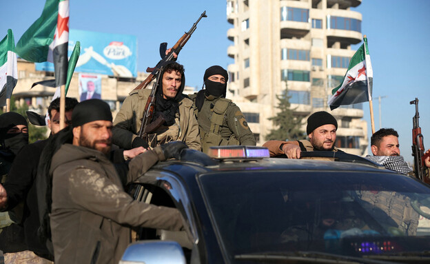 מורדים ברחבי חלב סוריה (צילום: OMAR HAJ KADOUR, getty images)