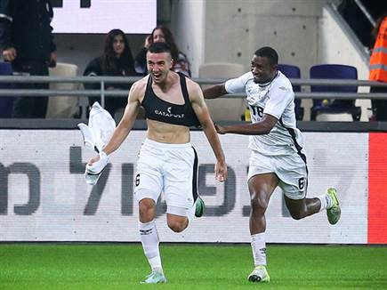 אברמוב חתום על הרגע (צילום: אלן שיבר)