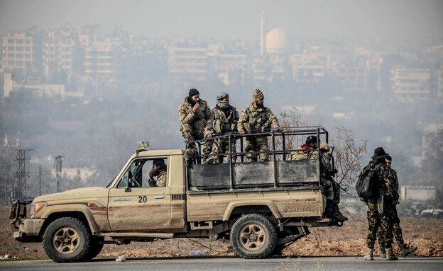 המורדים בסוריה סמוך לחומס (צילום: Photo by Izettin Kasim/Anadolu via Getty Images, AP)