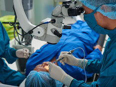 ניתוח להסרת משקפיים (צילום: shutterstock)