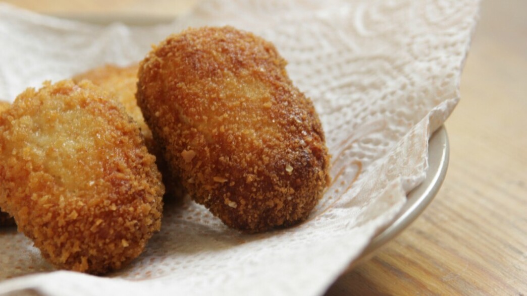 צ'יקן נאגטס - מניחים על צלחת מרופדת במגבת נייר