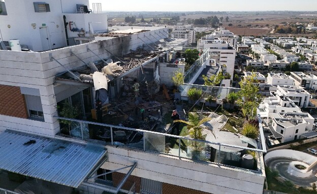 הבית שנפגע מכטב"ם ביבנה (צילום: חן כליפה לוי, חדשות 12)