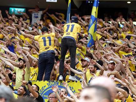 אוהדי מכבי ת“א חוגגים (אלן שיבר)