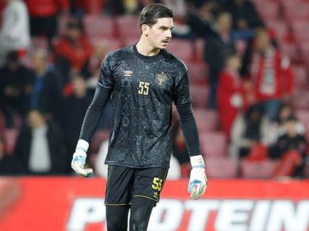 בין שתי קבוצות גדולות (צילום: אלן שיבר)