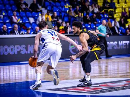 הובר מוביל כדור. רמת גן פתחה נהדר (FIBA)
