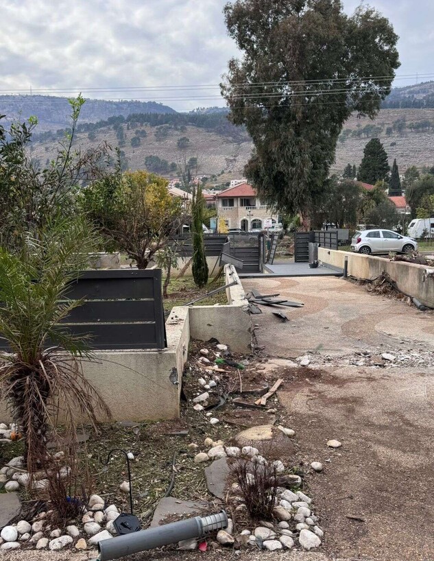 La cour d’une maison détruite à Kiryat Shmona (photo : Privé)