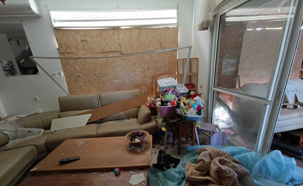Salon d’une maison détruite à Metula (photo : privée)