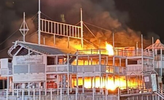 השריפה ברפסודה באילת (צילום: שירותי כבאות והצלה)
