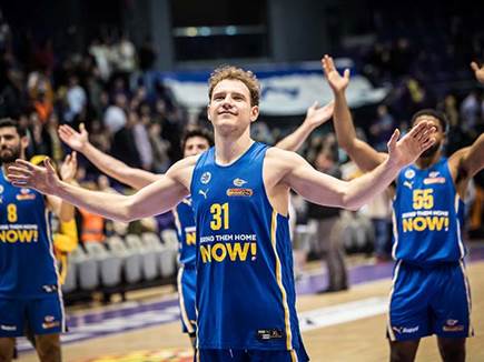 לבד בפסגה (עודד קרני)