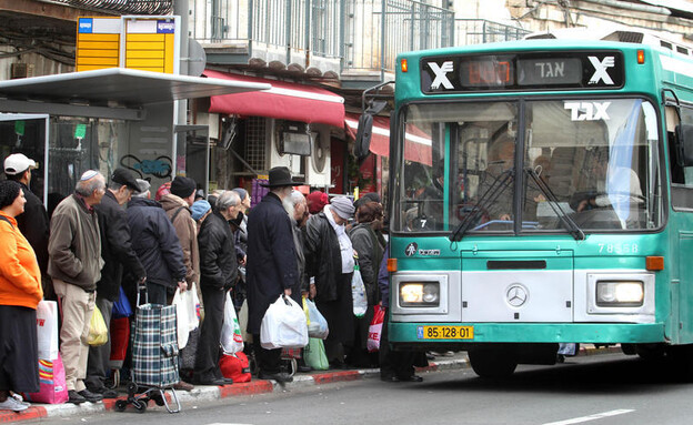 תחנת אוטובוס בירושלים (צילום: מרים אלסטר, פלאש 90)