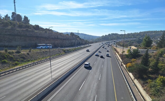 פקקים בעקבות חשד לאירוע ביטחוני בכביש 1  (צילום: יואב דודקביץ', TPS)