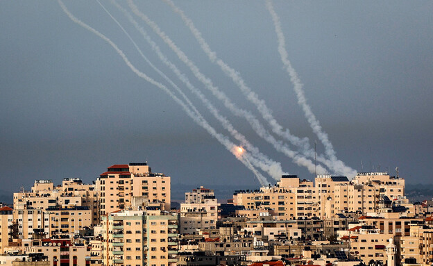 שיגורים מרצועת עזה מלב אוכלוסייה אזרחית לעבר מדינת (צילום: Atia Mohammed, פלאש 90)