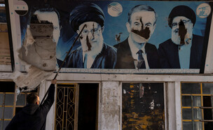 עובד בתחנת דלק קורע תמונות של הציר השיעי בתחנת דלק (צילום: רויטרס)