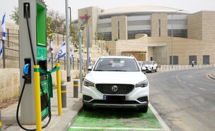 עמדת טעינה רכב חשמלי (צילום: ארנון בוסאני)
