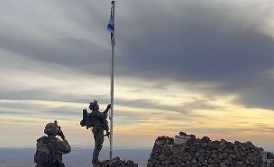 תיעוד הנפת הדגל במוצב הסורי (צילום: מתוך תיעוד שעלה ברשתות החברתיות, שימוש לפי סעיף 27א' לחוק זכויות יוצרים)