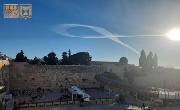 סמל החטופים בשמי הכותל המערבי (צילום: הקרן למורשת הכותל המערבי )