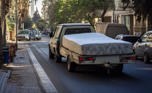 רכב עם נגרר שעליו מזרן (AI: mako)