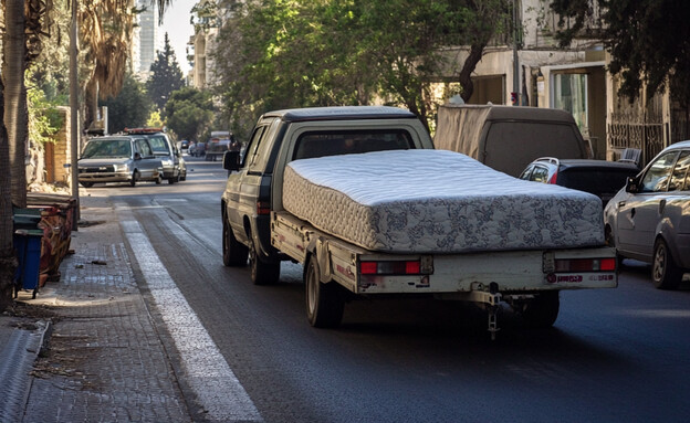 רכב עם נגרר שעליו מזרן (AI: mako)