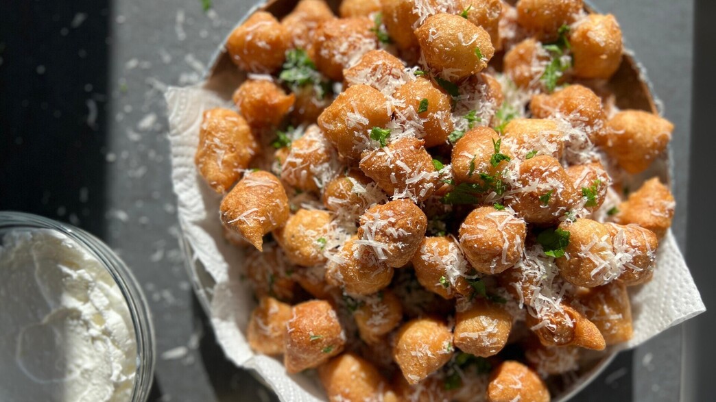 מיני צ'ורוס פרמזן ופלפל שחור מיני צ'ורוס פרמזן ופלפל שחור