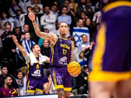 דגלי ישראל ביציע (FIBA)