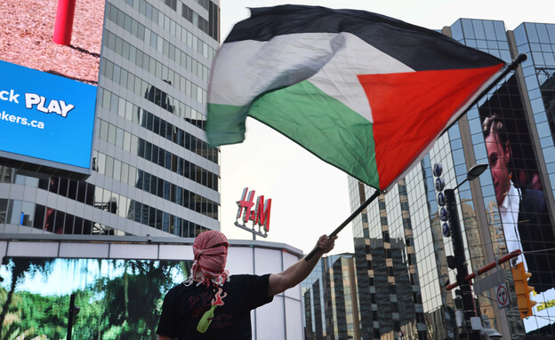 הפגנה פרו פלסטינית בקנדה  (צילום: Photo by Creative Touch Imaging Ltd./NurPhoto via Getty Images)