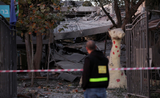 תיעוד נוסף מהנזק בבית הספר רמת אפעל (צילום: רויטרס)