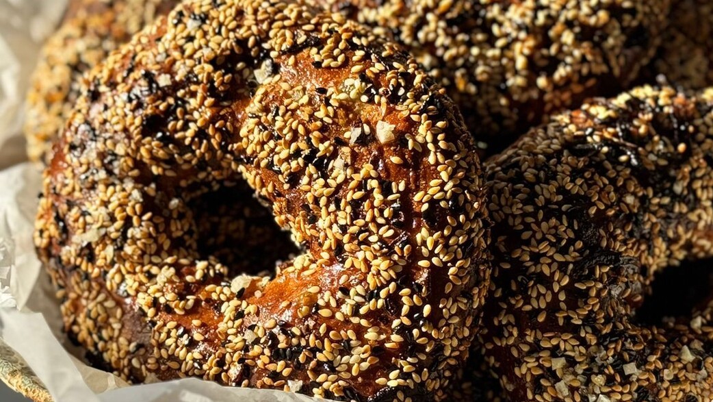 בייגלס עם שבבי בצל מטוגן וחמוציות