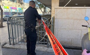 אישה פצועה עם חבלות בגופה בדירתה (צילום: דוברות המשטרה)